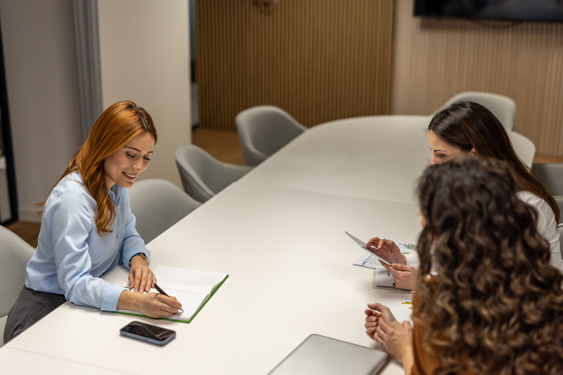 Des femmes d’affaires travaillent ensemble dans une salle de réunion de bureau moderne