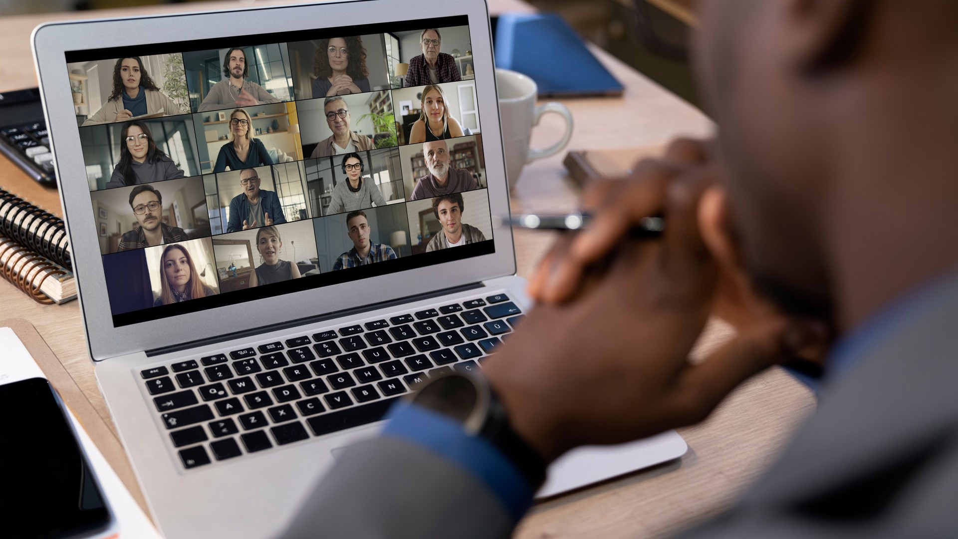 Parler et travailler sur l’ordinateur