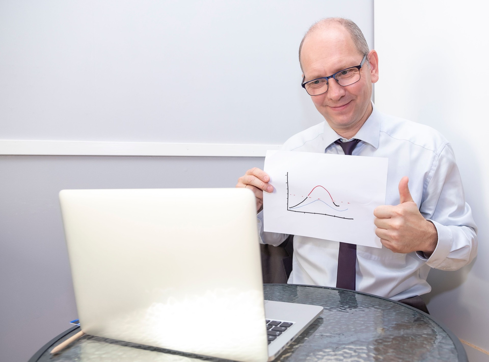 Homme caucasien 45-50 ans, professeur. Effectue une formation sur la communication vidéo. L’économiste donne des conseils.
