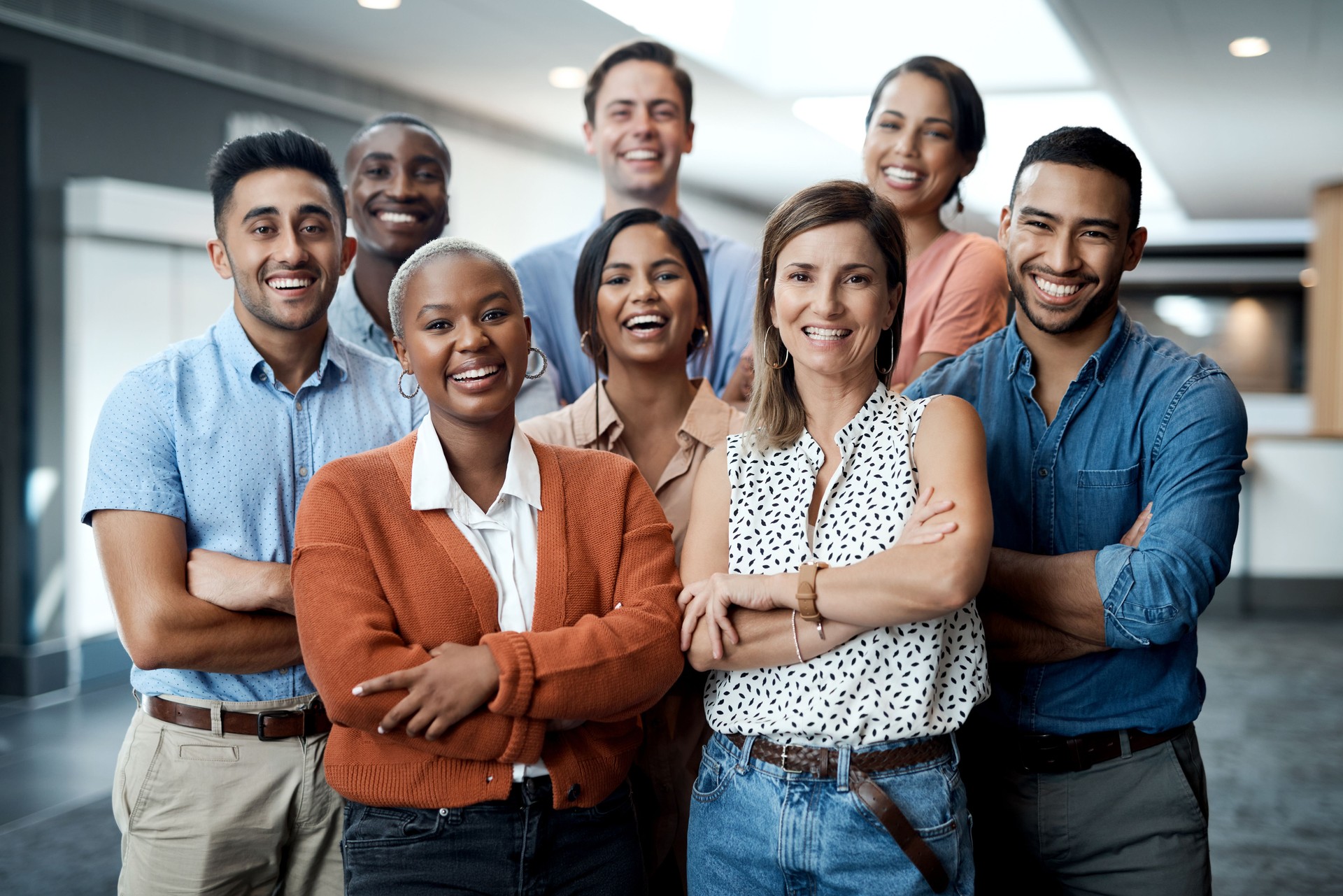 Portrait d’un groupe de jeunes hommes d’affaires confiants travaillant ensemble dans un bureau moderne