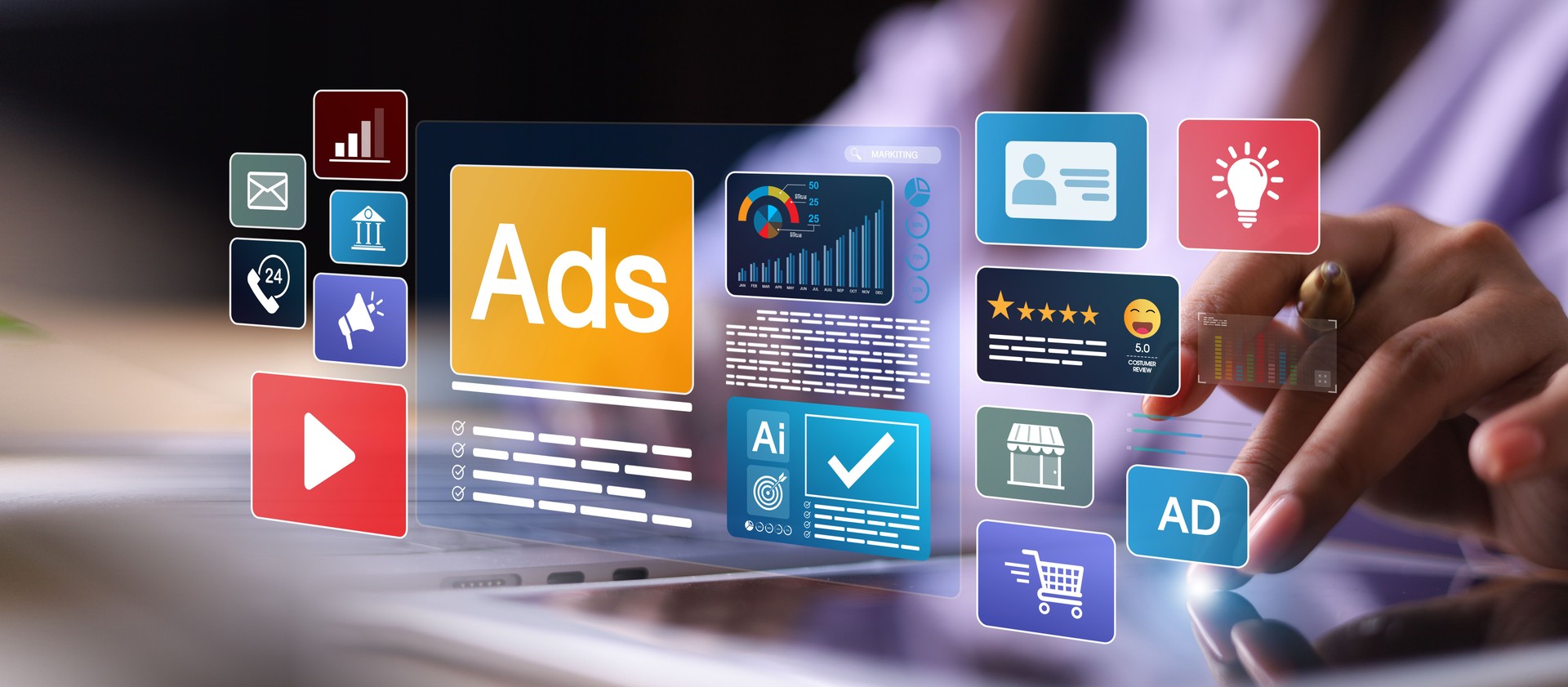 Concept de vente en ligne de commerce de marketing numérique, femme d’affaires utilisant un ordinateur portable avec tableau de bord d’annonces analyse de la stratégie de marketing numérique pour l’image de marque.